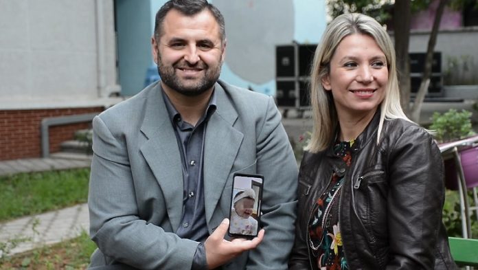 “LISTA PRITI 6 VITE TEK FRIGORIFERI…”/ Rrëfehet çifti: Ja përse vendosëm të birësonim një fëmijë