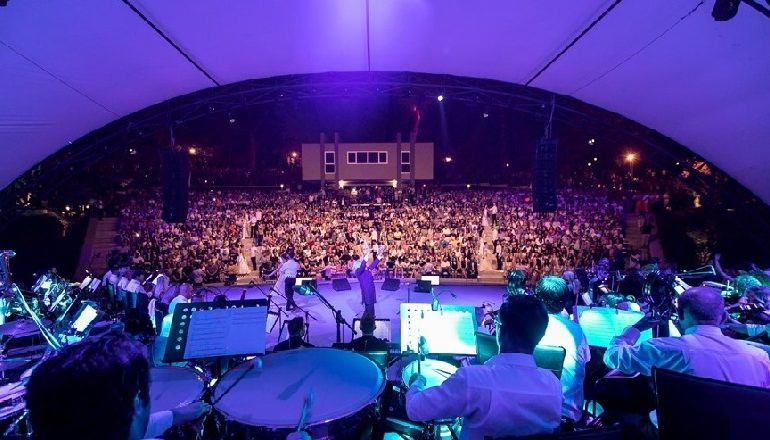 HYRJA FALAS/ Grupi i njohur irlandez dhe Ansambli Tirana ngjiten sot në Amfiteatrin e Tiranës