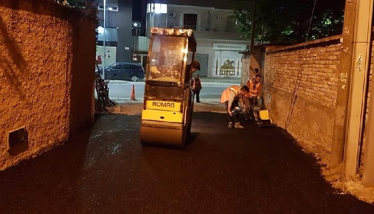 INVESTIMET VAZHDOJNË/ Asfaltohet një tjetër rrugë në kryeqytet