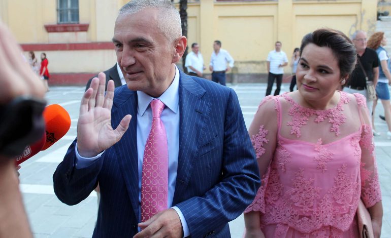“EDI, MBAJI DUART LARG…”/ Qytetari i lë komentin epik Kryemadhit: Ju mbaruan lekët ju që…