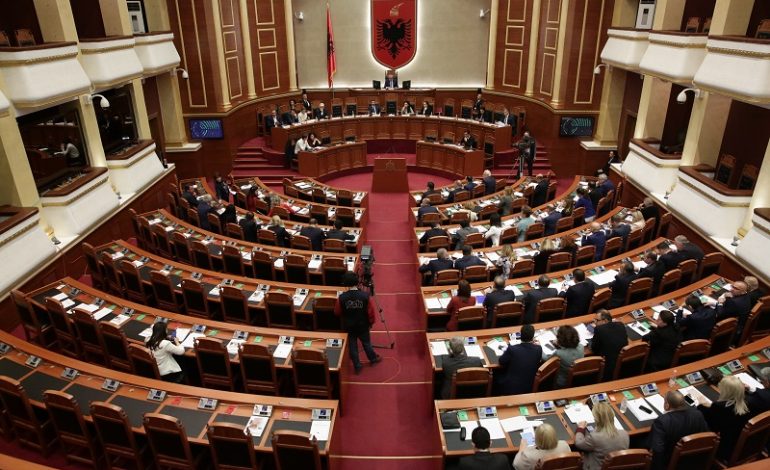 NIS KUVENDI/ Rikthehet ligji për “Vettingun në Polici”, betohen 10 deputetët e rinj