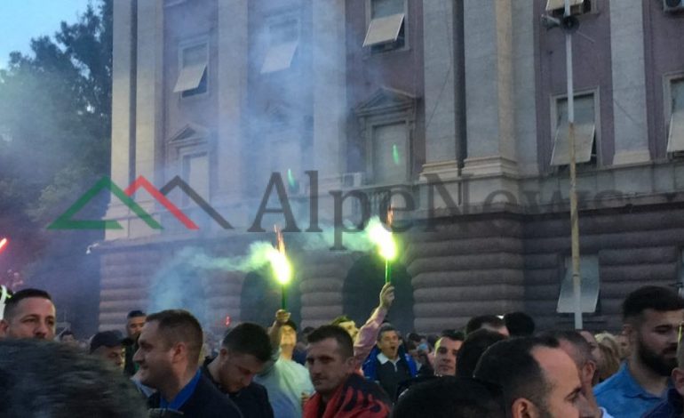 PROTESTA/ Opozita vjen me “përforcime” të reja. Shashkat marrin ngjyrë… (FOTO)