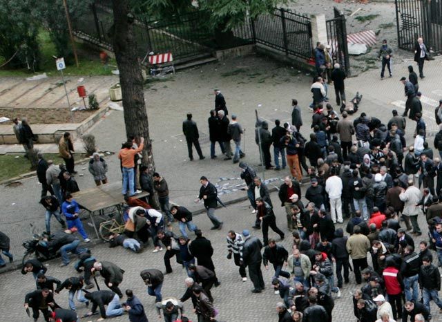 PROTESTA E DHUNSHME/ Fuga: Në 2011 policia vriste protestues, sot i shpëton ata nga flakët