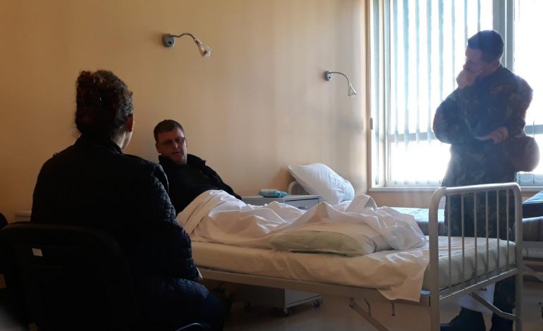 U PLAGOSËN NË DETYRË/ Ministrja Xhaçka viziton 2 ushtarakët në Letoni, në gjendje të rëndë…