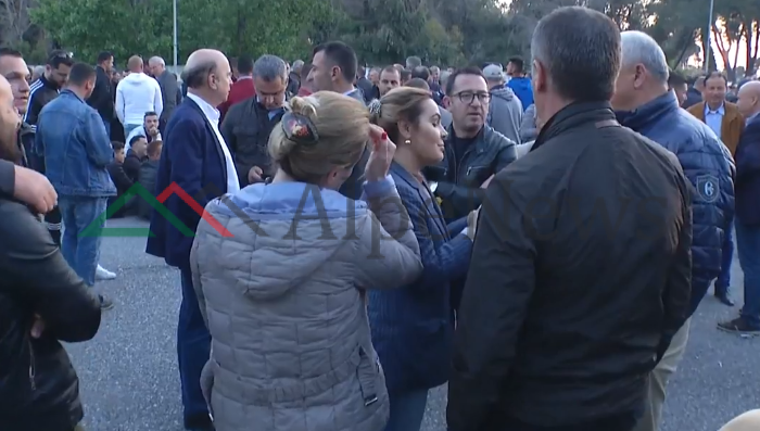 MONIKA KRYEMADHI PROTESTON ME DUAR NË XHEPA/ Sheh në telefonin e… (FOTO)