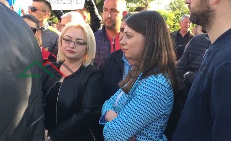 BLLOKIMI I RRUGËVE NGA OPOZITA/ Fieri sërish “në dorën” e Kejdi Mehmetaj (PAMJET)