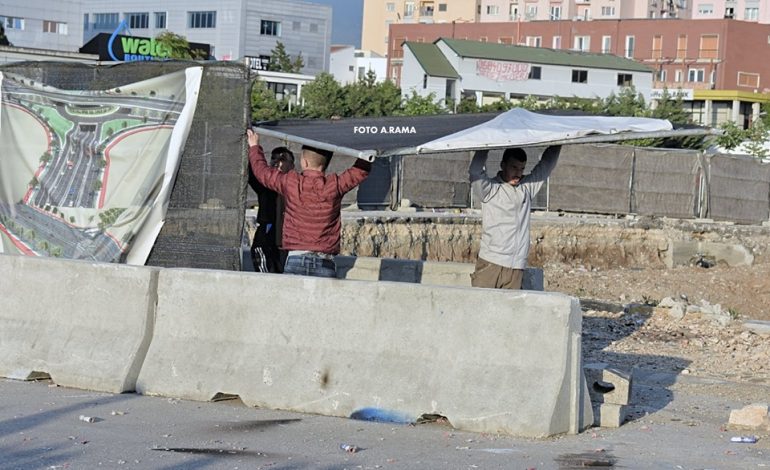 OPOZITA BLLOKON RRUGËT/ Pamjet E TRISHTA. Militantët “shkatërrojnë”…
