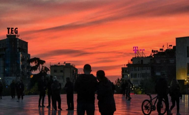 NJË MREKULLI/ Kjo foto nga “Sheshi Skënderbej” do t’ju “fiksojë” për orë të tëra!
