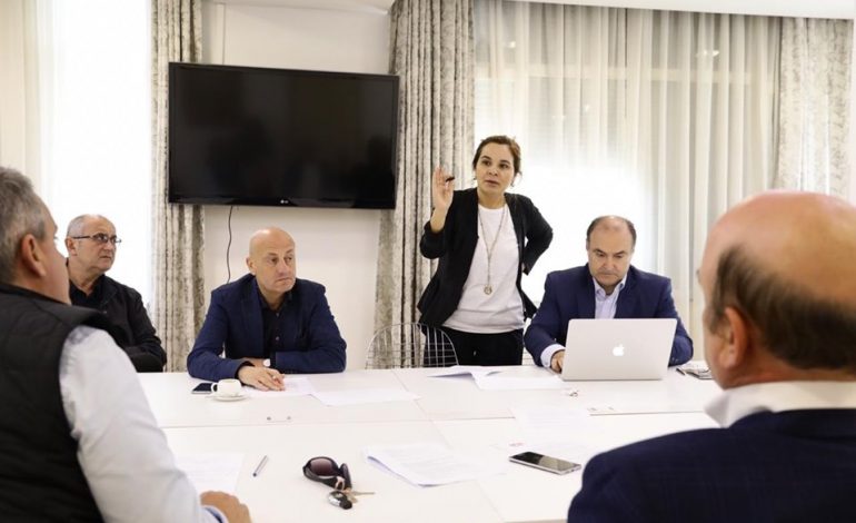 PREZANTON PROGRAMIN/ Komentuesit “tallen” me Kryemadhin: Hajde IPHONA falas… (FOTO)