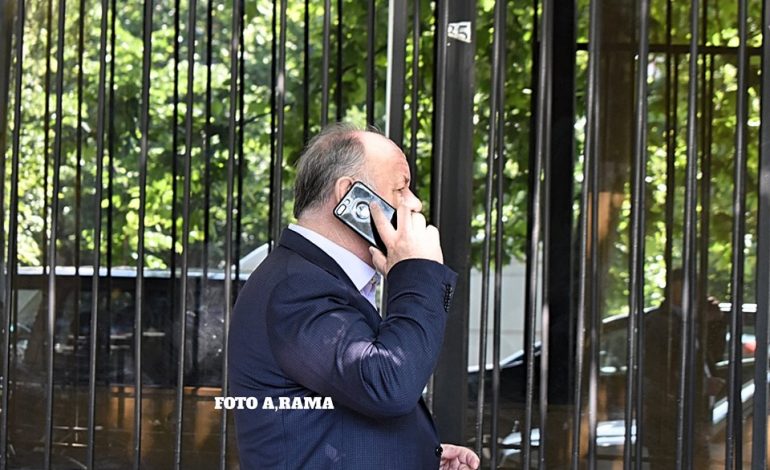 FOTOLAJM/ I arrestuan të birin, Fahri Balliu “kapet” tek Gjykata duke…