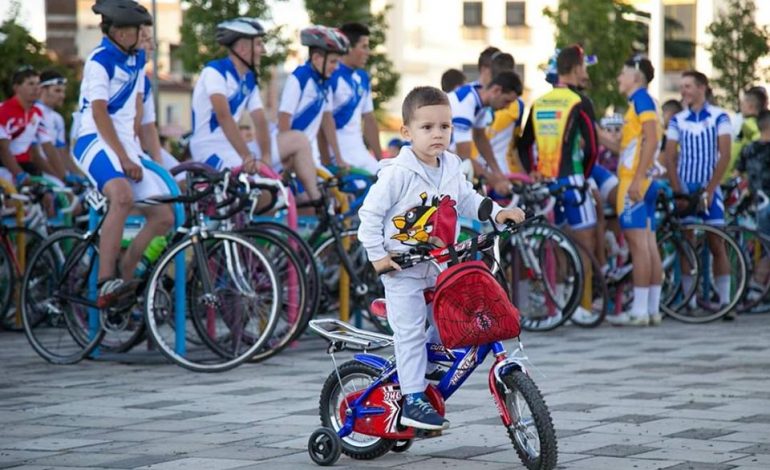 5 MAJI DHE “DITA PA MAKINA”/ “Post of the day”, Lali Eri: Nga cepi në cep të Tiranës do të…