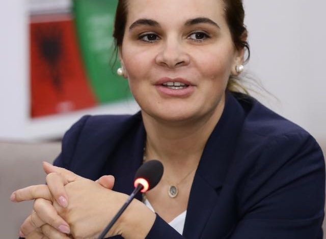 THOJINI “JO VARFËRISË/ Komentuesi-Kryemadhit: Protestojmë për Lalzin, floririn dhe 14…
