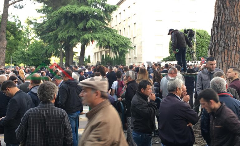 FOTO LAJM/ Protestuesit presin Bashën dhe Kryemadhin duke konsumuar…fara