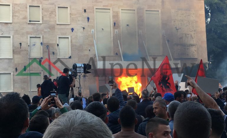 LIVE NGA PROTESTA/ Basha flet, militantët i vënë FLAKËN kryeministrisë (PAMJET)
