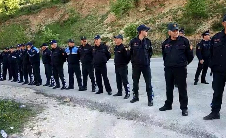 BLLOKIMI I RRUGËVE NGA OPOZITA/ Në Gjirokastër më shumë policë se protestues