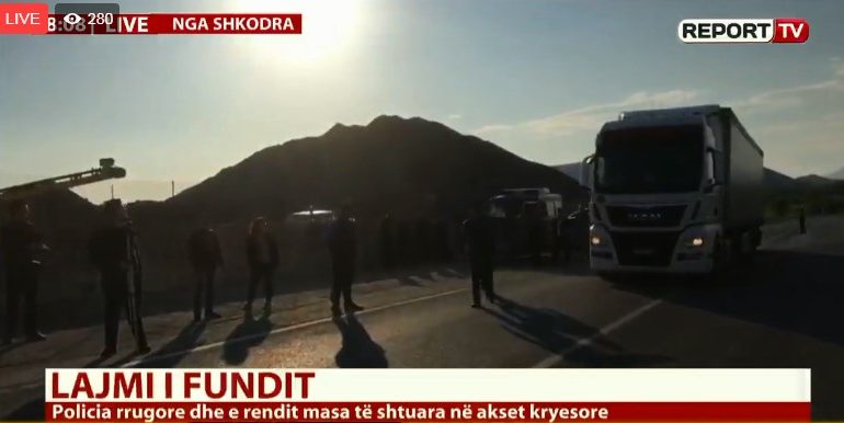 BLLOKIMI I RRUGËVE NGA OPOZITA/ “Ngatërrohen” demokratët në Shkodër