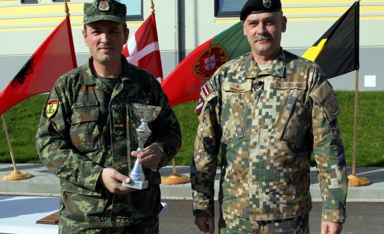 “U SHPËRTHEU MINA NË DORË”/ Fotoja e FUNDIT e major Tanushit! Si një “HERO” me KUPË në dorë
