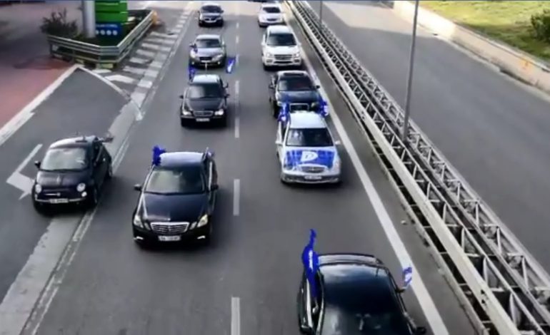 PROTESTA PËR VARFËRINË? Militantët e PD nisen me makina luksoze drejt Tiranës