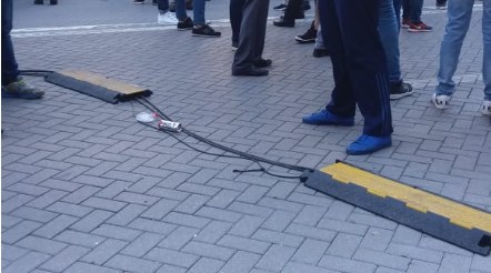 PROTESTA E OPOZITËS/ Protestuesit çmontojnë barrierat e shpejtësisë në bulevard