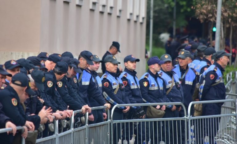 PROTESTA/ Policia bën thirrje: Mos hidhni kapsolla, RREZIKONI jetë