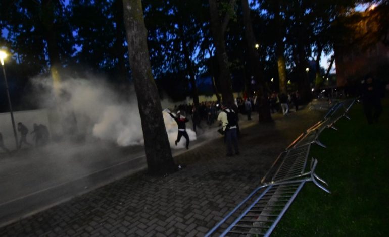 PROTESTA/ Policia thirrje Bashës: Largo personat e dhunshëm dhe sulmues