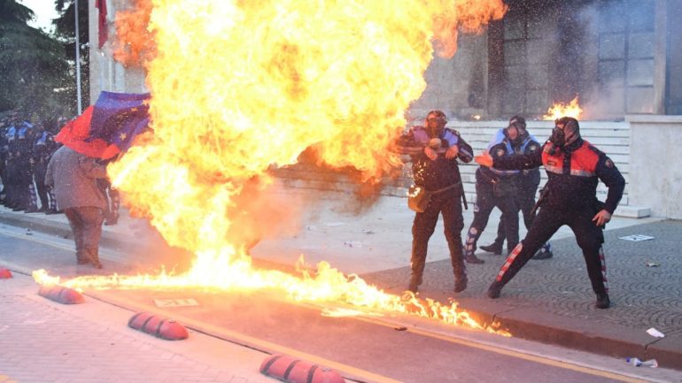 PROTESTA E OPOZITËS/ Ambasada Amerikane thirrje të fortë Bashës dhe Kryemadhit: Dhuna juaj çoi në plagosje…