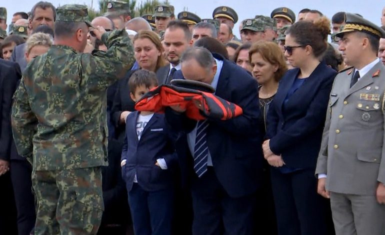 APELI I FUNDIT, MAJOR TANUSHI NUK PËRGJIGJET…/ Momenti prekës kur flamuri që mbështillte arkivolin… (FOTO)