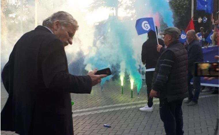PROTESTA E OPOZITËS/ Hidhen tymuese dhe kapsolla tek Ministria e Brendshme (FOTO)