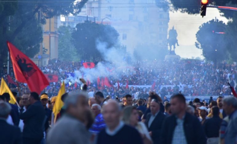 PROTESTA/ Basha ndalon fjalën në respekt të iftarit: Sakrifica e besimtarëve u bëftë bekim për shqiptarët