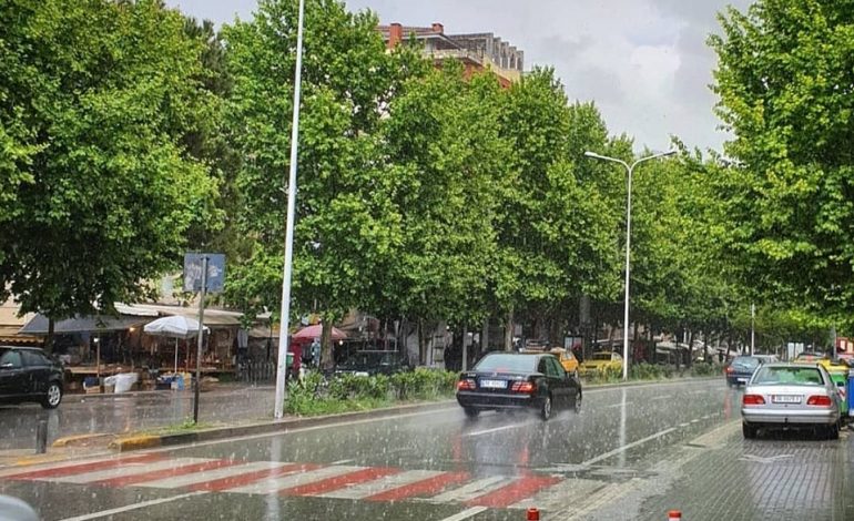 “PHOTO OF THE DAY”/ Reshjet “mbërthejnë” Tiranën. Ja çfarë pritet në orët në vijim