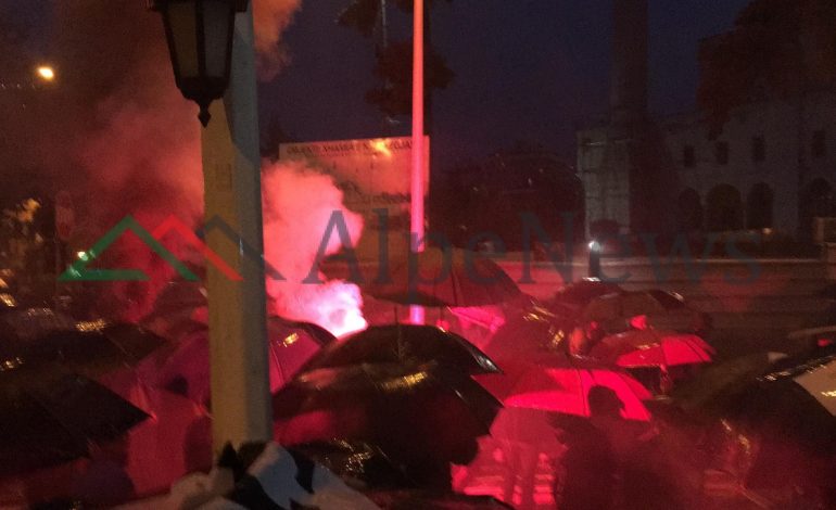 PESË LËVIZJET E OPOZITËS/ Militantët flakë dhe tym tek Kuvendi, ja pamjet