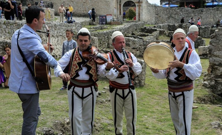 “NË KALA I GJEN TË GJITHA”/ Post of the Day. Bushi “sjell” momentet festive në Krujë