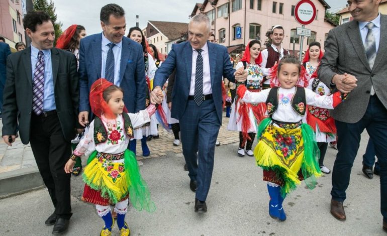 KUR “VUAN” VEPRIMET E GRUAS/ Meta hedh valle në Tropojë, komentuesi: Kur të ikësh në shpi fol me…