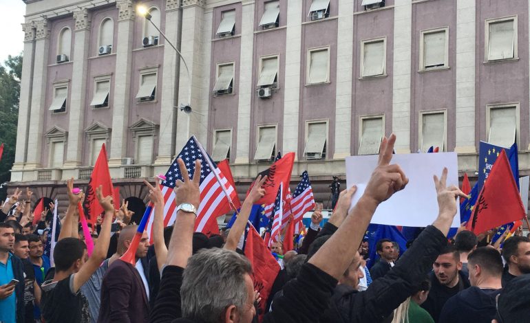 “PAQE” ME NDËRKOMBËTARËT/ Opozita “lë në shtëpi” flamujt e partive dhe merr në dorë… (FOTO)