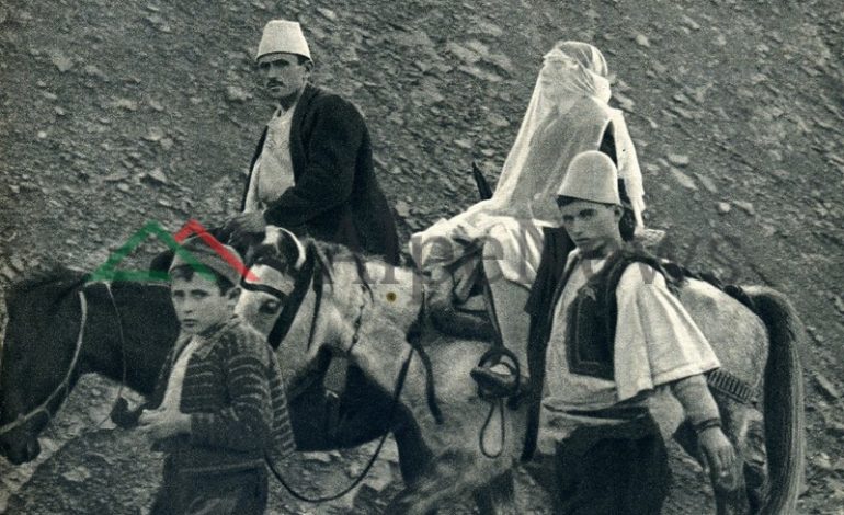 “SHKREPJET” E ITALIANIT/ Në vitet 1940, si qëndronte NUSJA mbi kalë dhe e mbuluar… (FOTO)