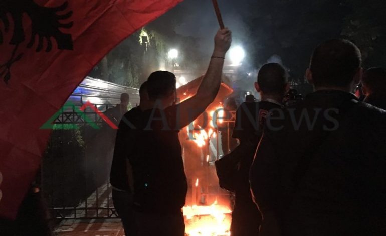 FOTOLAJM/ Me flamur shqiptar në dorë, momenti kur protesuesit i vënë FLAKËN…