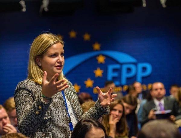 EURODEPUTETJA E PARË SHQIPTARE/ Astrit Patozi: Shqipëria mbërriti në Europë me Arba Kokalarin, shumë kohë përpara se të mbërrijë në stacion treni i lodhur…
