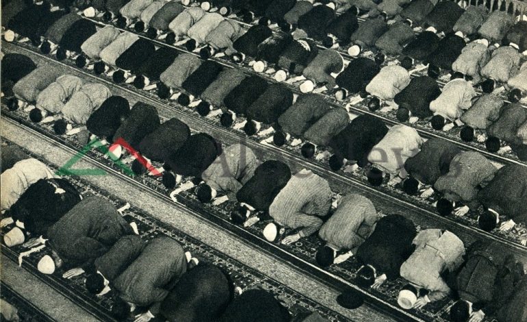 SHKREPJET E ITALIANIT/ Në Shqipërinë e viteve 1940, kur burrat faleshin në xhami (FOTO)