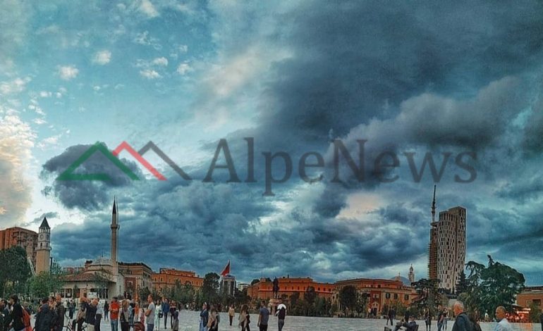 KONTRAST NGJYRASH DHE…/ Photo of the day. Tirana sot, si pikturë