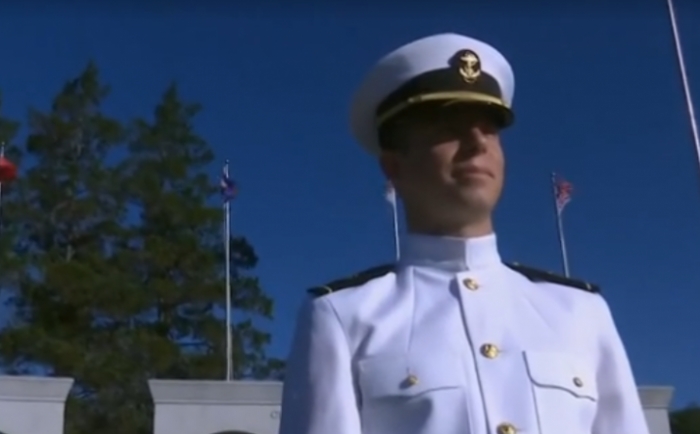DO TË SHËRBEJË ME FORCAT SPECIALE/ NJë oficer shqiptar diplomohet në Akademinë e Marinës amerikane