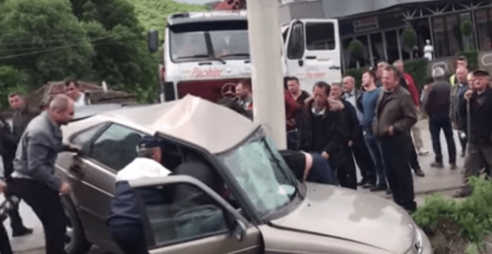 SHOFERI HUMBI KONTROLLIN/ Makina përplaset fort me shtyllën në Përrenjas-Qafë Thanë