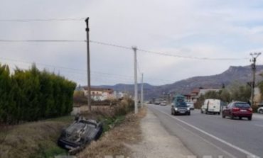 MAKINA DEL NGA RRUGA DHE PËRMBYSET/ Plagosen tre persona në aksin Gjirokastër-Tepelenë, dyshohet se...