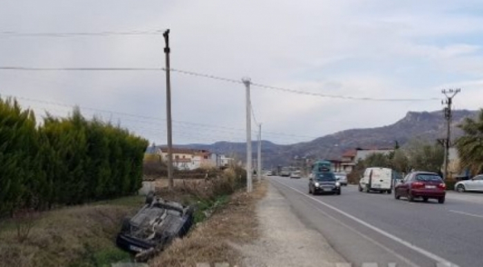MAKINA DEL NGA RRUGA DHE PËRMBYSET/ Plagosen tre persona në aksin Gjirokastër-Tepelenë, dyshohet se…
