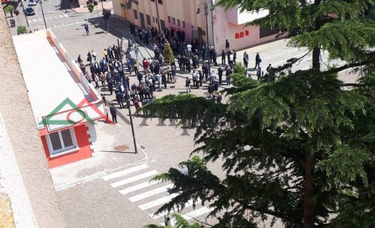 DËSHTON PROTESTA NË MIRDITË/ PD me 10 veta, nxjerr edhe nxënësit e shkollave në rrugë (FOTO)