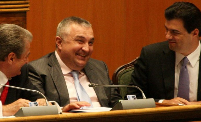 VIDEOSKANDALI META-PRIFTI/ Standarti austriak dhe ish-kryeministri digjital na kujtuan, qëndrimin e Sali Berishës në atë kohë (më pas 21 janarin)