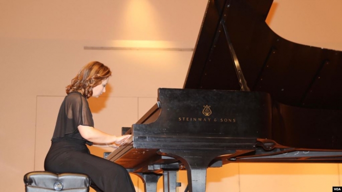 “NDJESI PRANVERORE”/ Pianistja shqiptare recital në Washington