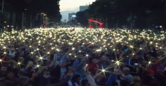PASI BASHA PËRMBYLLI FJALIMIN/ Protestuesit ndriçojnë bulevardin me ‘blic’ celularësh (VIDEO)