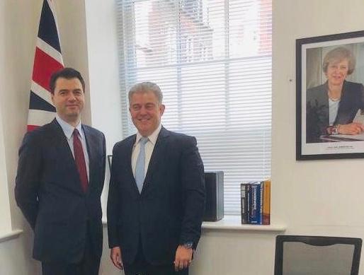 VIJON ME “NXIRJEN” E SHQIPËRISË/ Basha i “ekzaltuar” nga Londra: A i keni parë se ku ulen deputetët…