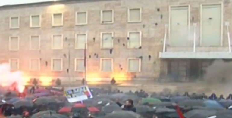 SHËNIM/ Protesta e sotme e qetë, tregon se kur Lulzim Basha do, molotovi nuk hidhet