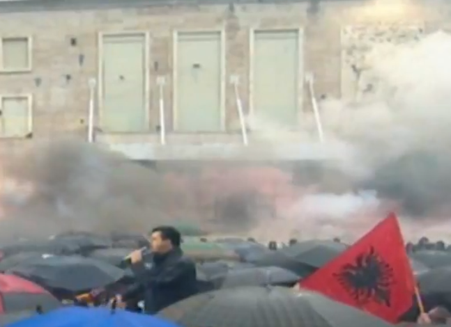 TYM E FLAKË NË PROTESTË/ Basha: Rama ik, ne jemi paqësorë dhe as shiu i bekuar nuk na ndal